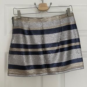 🔅 Sequin skirt with gold, black and silver stripes, with closure on the side.